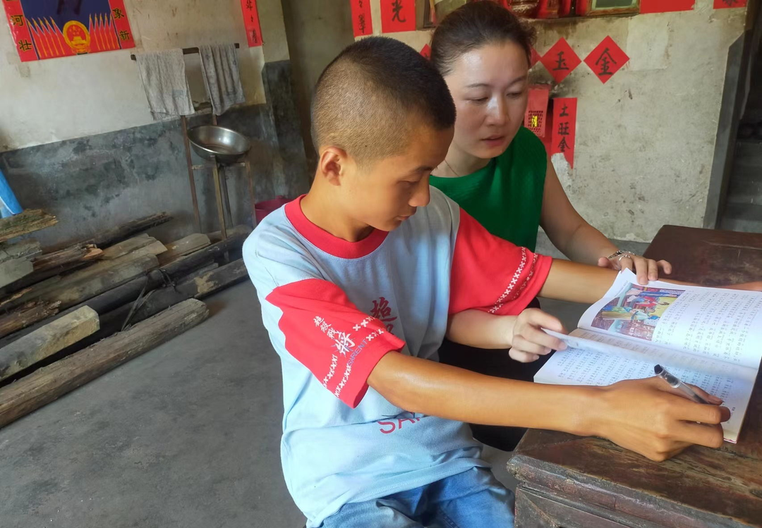 三尺杏坛绽放绚烂夏之花  ——记新宁县白沙中心学校老师夏小净的优秀事迹
