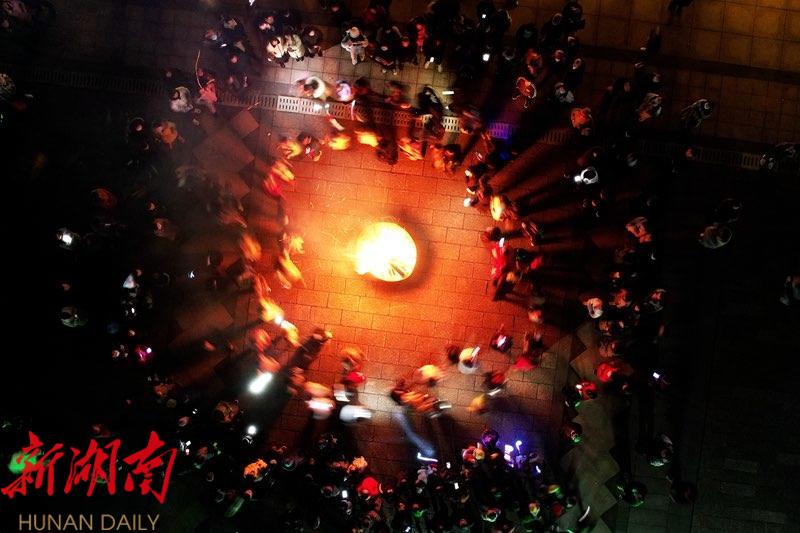 大年初四崀山游客接待量高位运行， 熊熊篝火温暖了整个假期_邵阳头条网