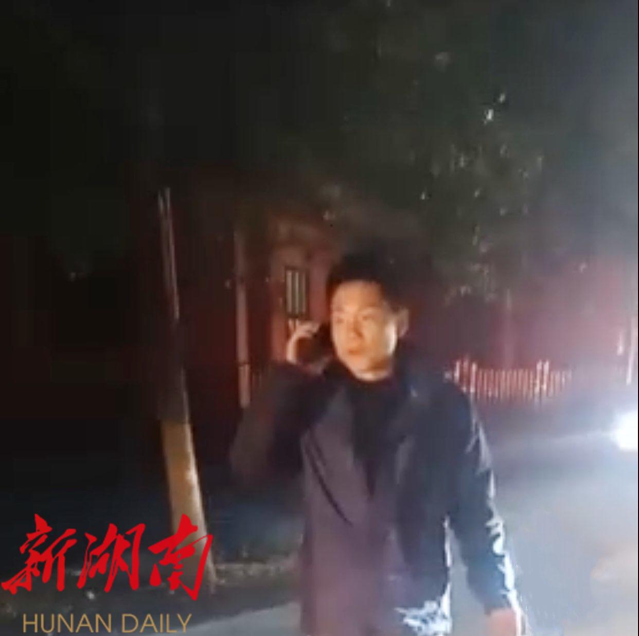 学雷锋在行动：危难时刻见本色，车祸现场退伍军人王剑辉挺身而出受称赞_邵阳头条网