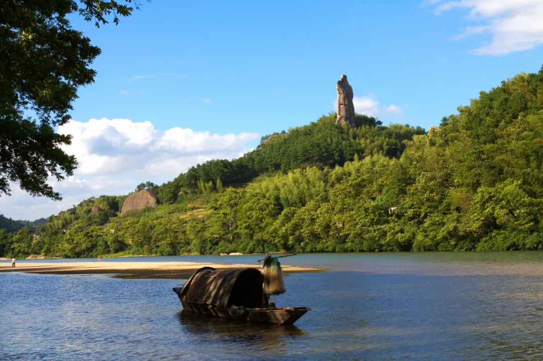 碧波荡漾两岸绿簇丹霞,倒映入江如一幅流动的画卷徐徐开展紫霞峒紫气