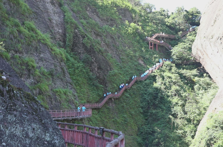 崀山迎來千名湘中學(xué)子研學(xué)