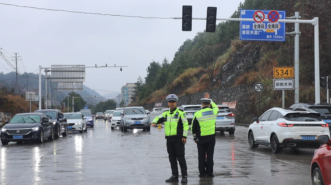 【春节我在岗】新宁：交警执勤忙 平安守护“不打烊”