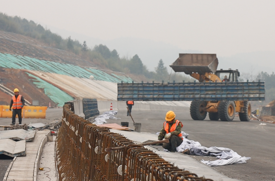 新宁： 新新高速公路新宁段吹响冲锋号