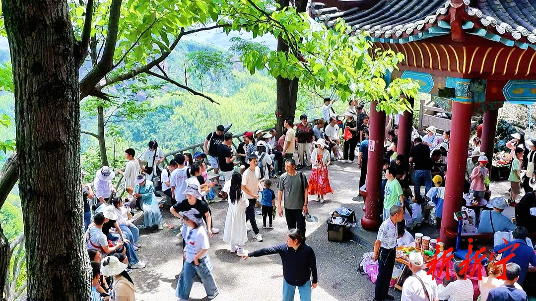 新宁：“五一”假期崀山火爆出圈，多元体验点燃消费热潮