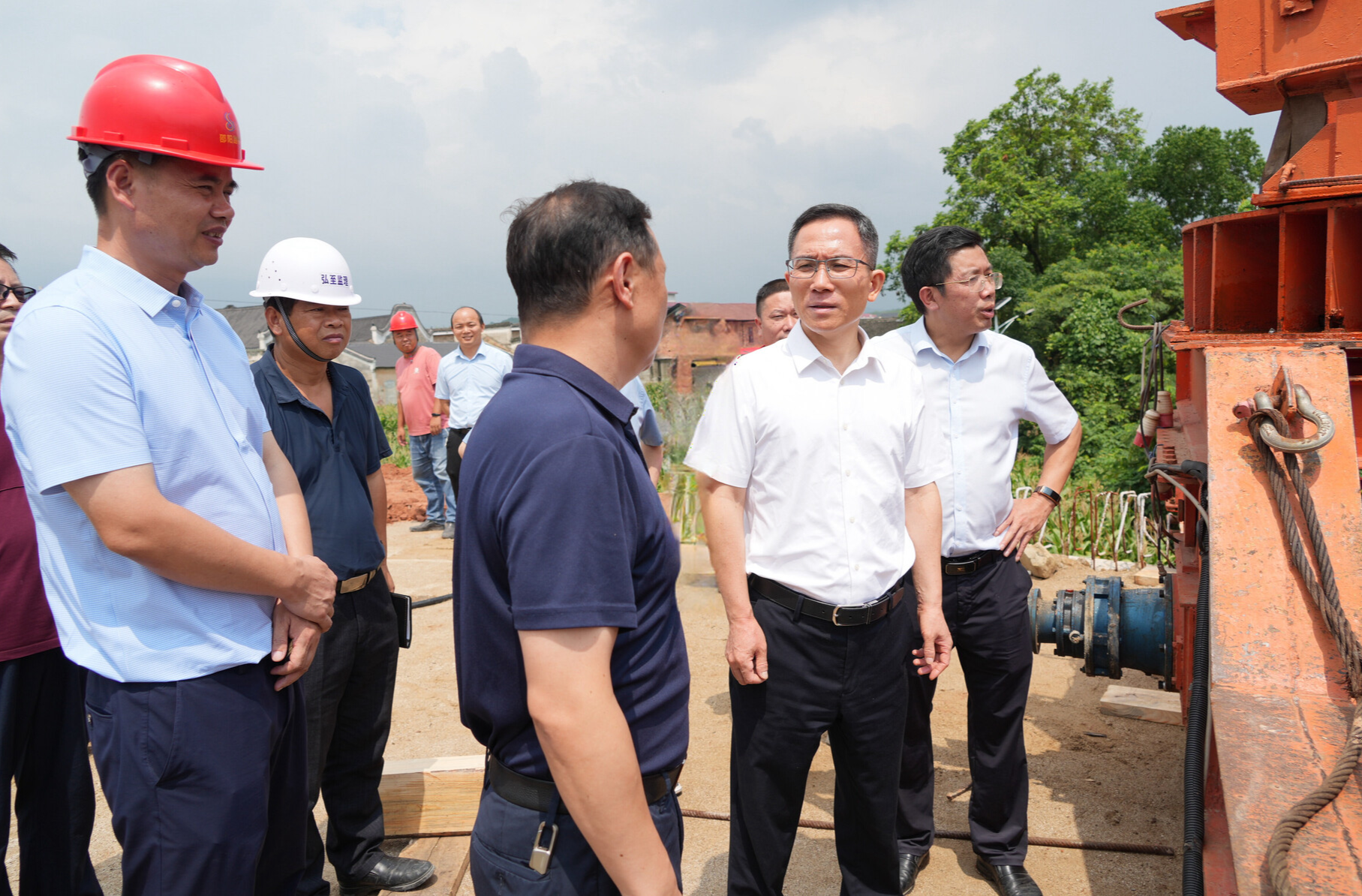 鄧濤專題調(diào)度江黃公路建設(shè)