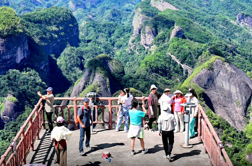 湖北“探秘湘西南”首发团走进新宁崀山，开启精彩的丹霞山水之旅