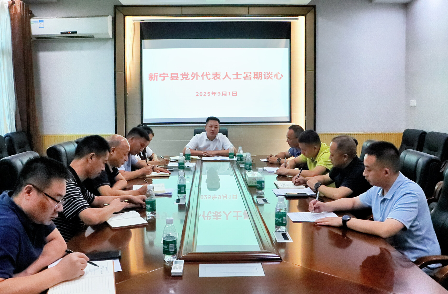 楊云龍與統(tǒng)一戰(zhàn)線黨外代表人士開(kāi)展暑期談心座談