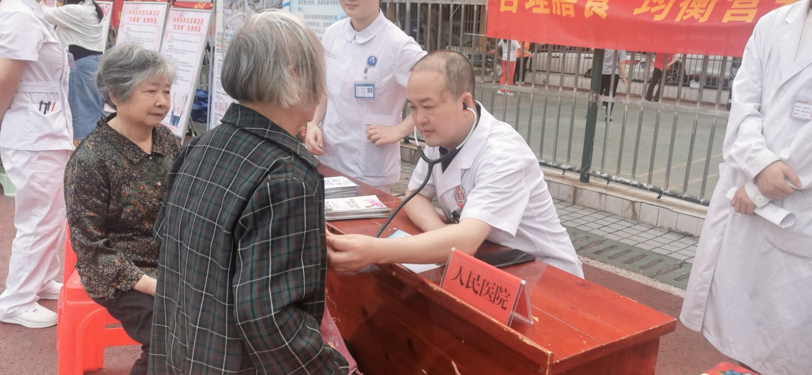 新宁县人民医院肿瘤科开展全国肿瘤防治宣传周义诊宣讲活动
