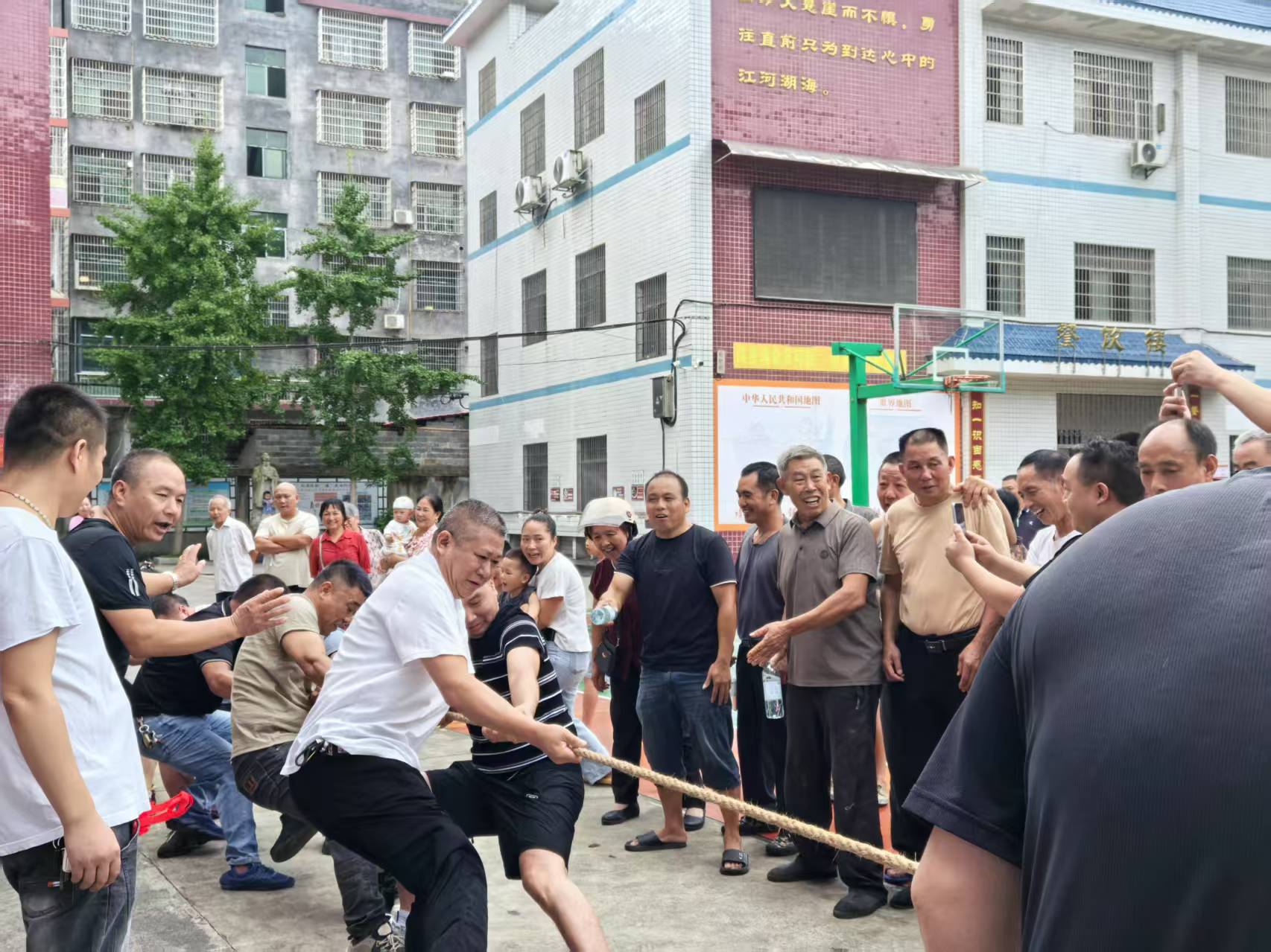金石镇观瀑村举办拔河赛庆祝建党104周年与抗战胜利80周年